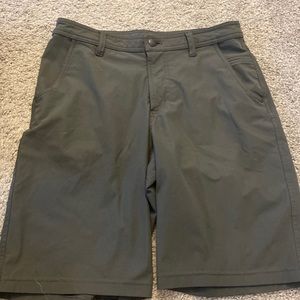 men’s Lululemon Golf Shorts size 32 10” inseam